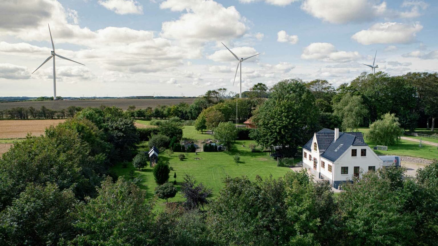 Holstebro hus med vindmølle i baggrunden